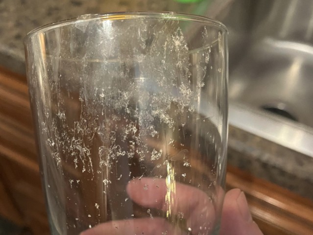 Witte aanslag zetmeel vaatwasser